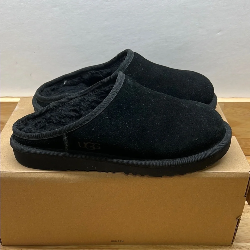UGG 4 Youth‎ Kids Classic Slip On Black Suede Slippers